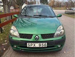 Grön Begagnad 2001 Renault Clio II Expression Halvkombi | 14 000 kr (Marknadspris)