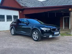 Svart Begagnad 2019 Volvo V90 CC Momentum Kombi | 265 000 kr (Bra pris)