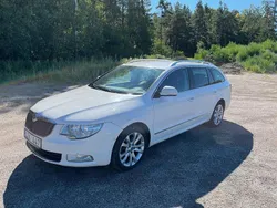 Vit Begagnad 2012 Skoda Superb Elegance Kombi | 70 000 kr (Marknadspris)