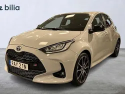 Grå Begagnad 2023 Toyota Yaris Hybrid Sport Halvkombi | 279 900 kr (Marknadspris)