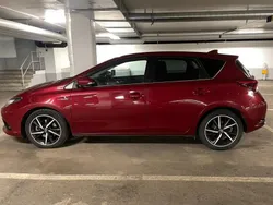 Röd Begagnad 2017 Toyota Auris Hybrid Comfort Halvkombi | 160 000 kr (Marknadspris)