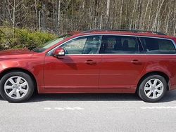 Ruby red metallic Begagnad 2011 Volvo V70 Kombi | 100 000 kr (Marknadspris)