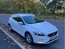 Vit Begagnad 2015 Volvo V40 Kinetic Kombi | 94 000 kr (Marknadspris)