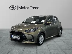 Grön Begagnad 2024 Toyota Yaris Hybrid Active Halvkombi | 244 900 kr (Marknadspris)