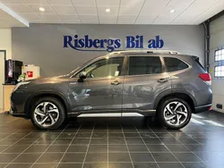 Grå Begagnad 2023 Subaru Forester SUV | 349 900 kr (Marknadspris)
