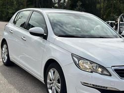 Vit Begagnad 2015 Peugeot 308 Active Halvkombi | 82 000 kr (Superpris)