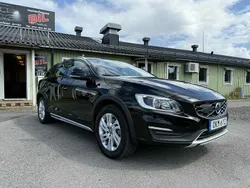 Svart Begagnad 2016 Volvo V60 CC Momentum Kombi | 179 500 kr (Superpris)