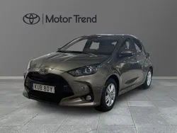 Grön Begagnad 2024 Toyota Yaris Hybrid Active Halvkombi | 249 900 kr (Marknadspris)
