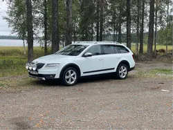 Vit Begagnad 2015 Skoda Octavia Scout Kombi | 109 000 kr (Marknadspris)