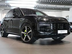 Svart (chromite black metallic) Begagnad 2023 Porsche Cayenne SUV | 1 195 000 kr (Marknadspris)