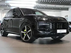 Svart (chromite black metallic) Begagnad 2023 Porsche Cayenne SUV | 1 250 000 kr (Marknadspris)