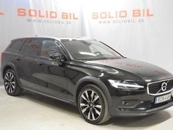 Svart Begagnad 2021 Volvo V60 CC Momentum Kombi | 244 900 kr (Bra pris)