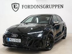 Svart Begagnad 2024 Audi RS3 Sportback Design Halvkombi | 669 800 kr (Marknadspris)