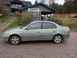 Mörkgrön Begagnad 2001 Toyota Avensis Sedan | 17 500 kr (Lite dyr)