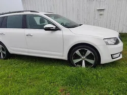 Vit Begagnad 2015 Skoda Octavia Ambition Kombi | 49 000 kr (Marknadspris)
