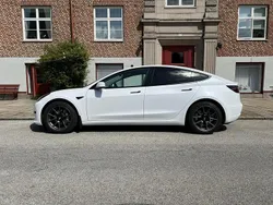 Vit Begagnad 2021 Tesla Model 3 Standard Range Plus Sedan | 269 000 kr (Bra pris)