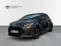 Mörkgrå (grå) Begagnad 2024 Toyota Yaris Hybrid Active Halvkombi | 279 900 kr (Dyr)