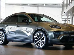 Grå Begagnad 2024 Porsche Macan 4 Electric SUV | 1 029 000 kr (Superpris)