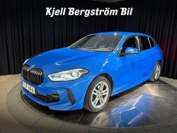 Blå metallic Begagnad 2022 BMW 118 Shadowline Halvkombi | 259 800 kr (Marknadspris)