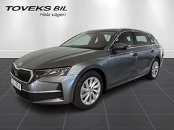 Grå (graphite grey metallic) Ny 2025 Skoda Octavia Selection Kombi | 349 900 kr (Superpris)