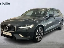 Mörkblå Begagnad 2022 Volvo V60 Core Kombi | 379 900 kr (Marknadspris)