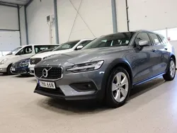 Grå Begagnad 2020 Volvo V60 CC Momentum Kombi | 279 800 kr (Marknadspris)