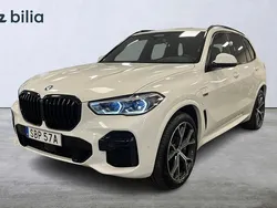 Vit Begagnad 2021 BMW X5 iPerformance SUV | 689 000 kr (Marknadspris)