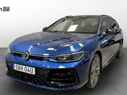 Blå (reef blue metallic grenad) Begagnad 2024 VW Passat R-line Kombi | 549 900 kr