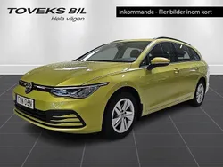 Gul (lime yellow metallic) Begagnad 2022 VW Golf VIII Life Kombi | 239 900 kr (Bra pris)
