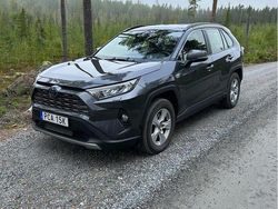Grå Begagnad 2019 Toyota RAV4 Hybrid Active SUV | 300 000 kr (Marknadspris)