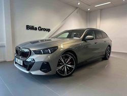Grå Begagnad 2025 BMW 530e M Sport Kombi | 689 900 kr (Marknadspris)