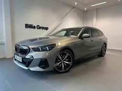 Grå Ny 2025 BMW 530e M Sport Kombi | 729 000 kr (Marknadspris)