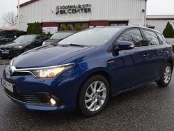 Mörkblå Begagnad 2017 Toyota Auris Hybrid Active Halvkombi | 149 900 kr (Marknadspris)