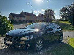 Svart Begagnad 2017 Volvo V60 Momentum Kombi | 119 000 kr (Marknadspris)