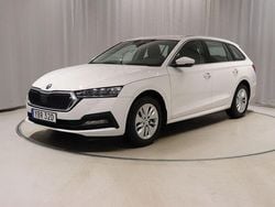 Vit (candy white) Begagnad 2023 Skoda Octavia Kombi | 264 900 kr (Marknadspris)