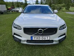 Vit Begagnad 2018 Volvo V90 CC Momentum Kombi | 249 000 kr (Marknadspris)