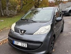 Grå Begagnad 2008 Peugeot 107 Halvkombi | 18 900 kr (Marknadspris)