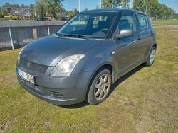 Mörkgrå (grå) Begagnad 2006 Suzuki Swift Halvkombi | 29 000 kr (Marknadspris)