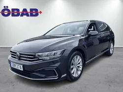 Mörkgrå Begagnad 2021 VW Passat GTE Kombi | 298 900 kr (Marknadspris)