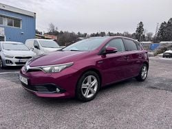 Röd Begagnad 2017 Toyota Auris Hybrid Comfort Halvkombi | 127 900 kr (Bra pris)