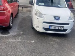 Vit Begagnad 2011 Peugeot Partner Minibuss | 37 000 kr (Marknadspris)