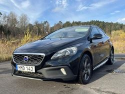 Svart Begagnad 2015 Volvo V40 CC Momentum Kombi | 105 000 kr (Bra pris)