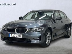 Grå Begagnad 2021 BMW 318 Sport Line Sedan | 319 900 kr