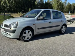 Grå Begagnad 2003 Renault Clio II Authentique Halvkombi | 20 000 kr (Marknadspris)