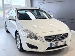 Vit Begagnad 2011 Volvo V60 Drive Kinetic Kombi | 69 900 kr (Marknadspris)