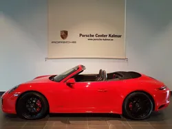 Grå (röd) Begagnad 2018 Porsche 911 Carrera 4 GTS Cab | 1 499 000 kr (Marknadspris)