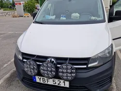 Vit Begagnad 2016 VW Caddy Minibuss | 99 000 kr (Marknadspris)