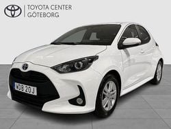 Vit Begagnad 2022 Toyota Yaris Hybrid Active Halvkombi | 214 900 kr (Marknadspris)