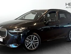 Svart (black) Begagnad 2024 BMW 230e Active Tourer M Sport Minibuss | 408 700 kr (Superpris)