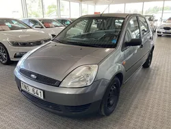 Mörkgrå Begagnad 2002 Ford Fiesta Halvkombi | 12 900 kr (Marknadspris)